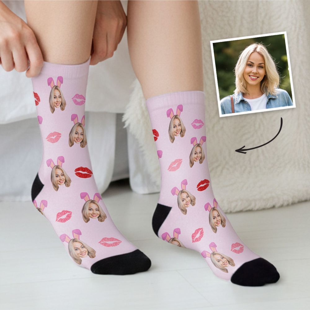 Personalisierbare Socken mit Gesicht und Hasenohren